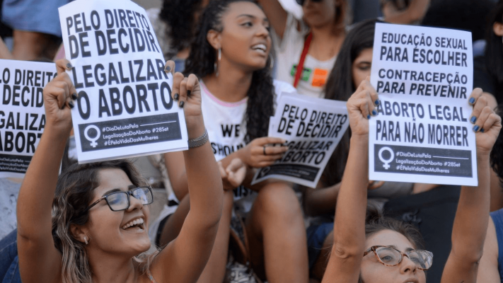 A decisão inédita tomada pelo STJ foi em decorrência de um caso ocorrido no ano de 2014 em Minas Gerais, após um médico denunciar à polícia uma mulher que estava grávida de 16 semanas, que tomou um remédio abortivo, e precisou ser internada