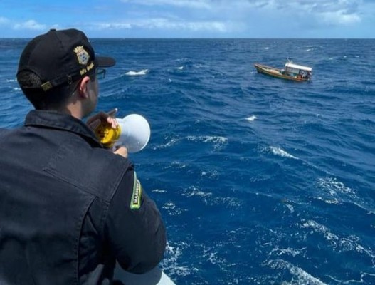 Operação de resgate de embarcação foi realizada por navio-patrulha da Marinha do Brasil, neste sábado (7), Segundo a Capitania dos Portos, pescadores 'estão em bom estado de saúde'.