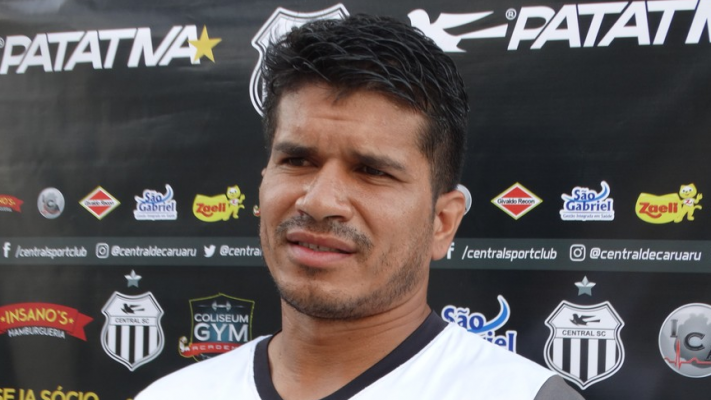 Um dos atletas mais identificados com a torcida na última década, o volante assinou contrato até o final do ano com a Patativa