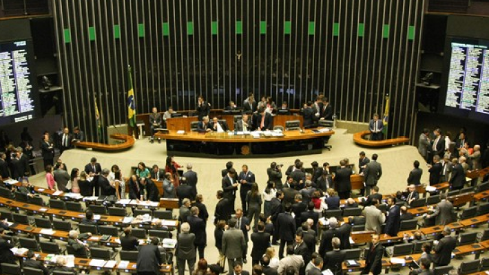O presidente da Câmara, Rodrigo Maia (DEM-RJ) diz que a votação deve acontecer em maio. Especialista afirma que a economia do país não pode esperar