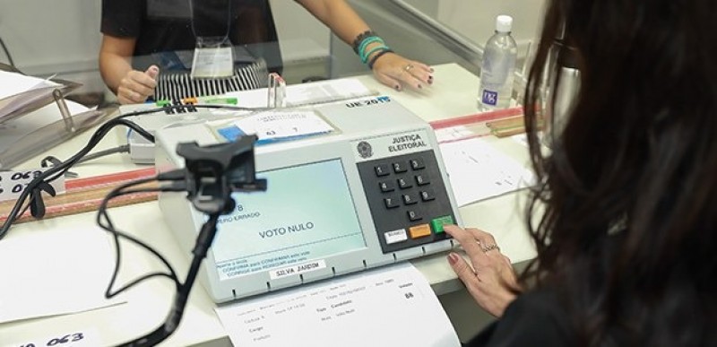  A auditoria da votação eletrônica tem como objetivo comprovar a eficácia da apuração dos votos das urnas eletrônicas. O teste acontece desde 2002, sempre no mesmo dia e horário do pleito