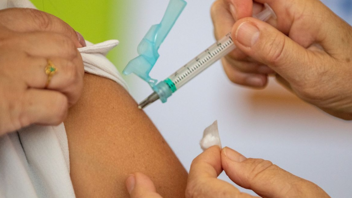 o objetivo de garantir a proteção de pessoas de 9 a 45 anos de idade que ainda não se vacinaram ou não completaram o esquema de vacinação