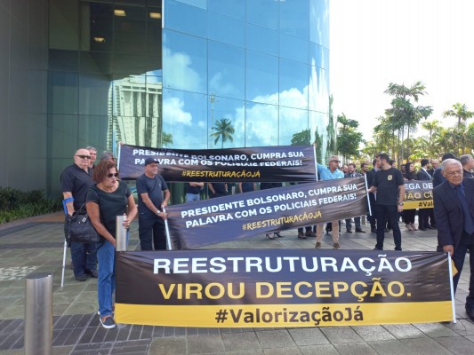 O “Ato Nacional pela Valorização dos Policiais Federais'' ocorre no Recife com a presença da Diretora Regional da Associação dos Delegados de Polícia Federal e do vice-presidente do Sindicato de Policiais Federais de Pernambuco