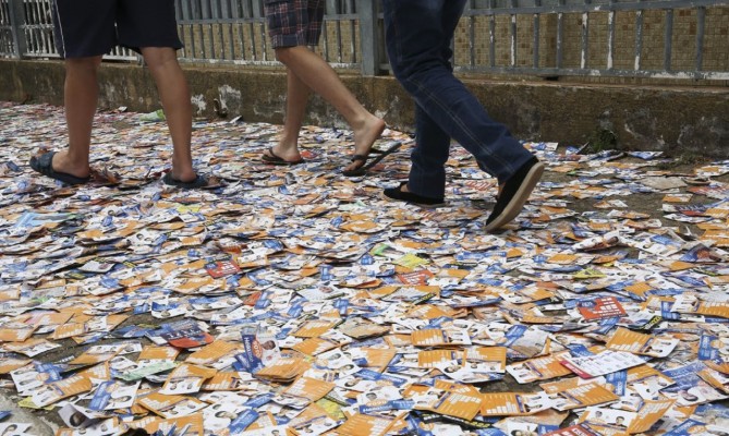 Na capital pernambucana, a equipe de limpeza urbana já deu início a retirada desses materiais das ruas