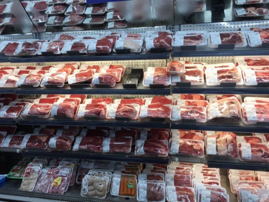 As casas especializadas já sentem a queda no consumo brasileiro de carne bovina, percebendo queda de até 30% do movimento