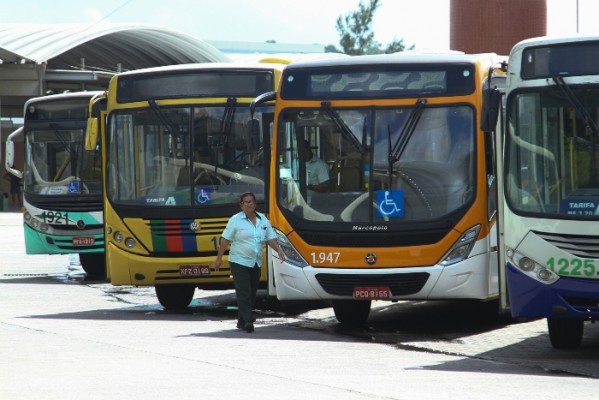 O processo licitatório, que chegou à fase da publicação do termo em maio de 2014, seria destinado à prestação de serviços do transporte público coletivo da RMR por meio de concessão em lotes de linhas.
