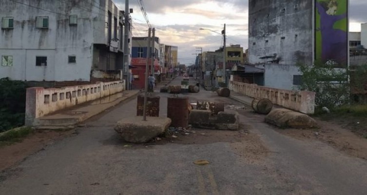 A iniciativa consiste na demolição da atual estrutura para construção da nova ponte, em Santa Cruz do Capibaribe