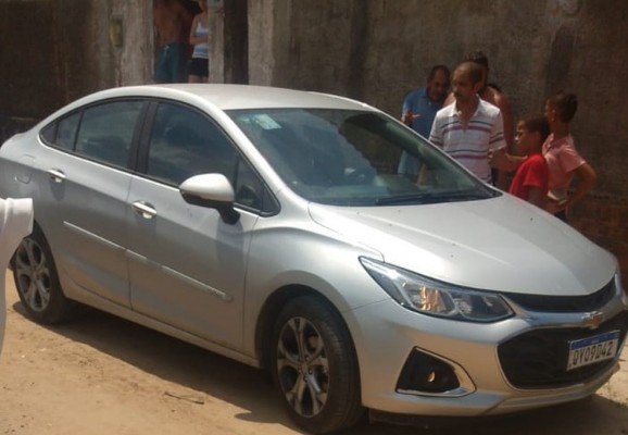 A ocorrência foi registrada nesta quarta, no bairro de Santa Mônica, em Camaragibe, onde o corpo do homem foi encontrado dentro de um veículo