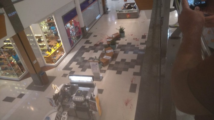 Bandidos tentaram assaltar, por volta das 17h40, um carro-forte que abastecia com dinheiro a casa lotérica que fica no centro comercial