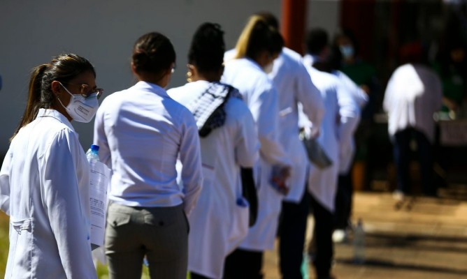 A seleção conta com 5.970 vagas distribuídas em 1.994 municípios, e tem prioridade para os médicos brasileiros formados no país