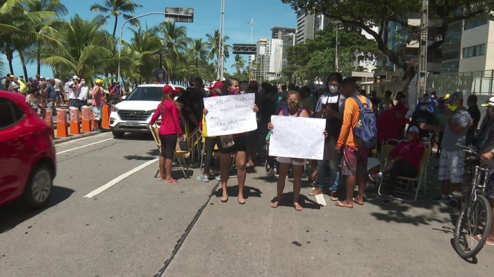 A manifestação aconteceu na Avenida Boa Viagem, que teve um trecho bloqueado pelo grupo