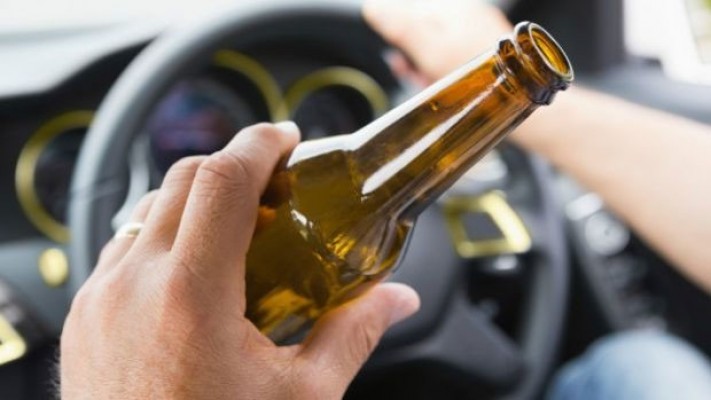Segundo a PRF o condutor que estiver com os efeitos do álcool está sujeito a uma multa no valor de R$ 2.934,70, e a suspensão do direito de dirigir por 12 meses