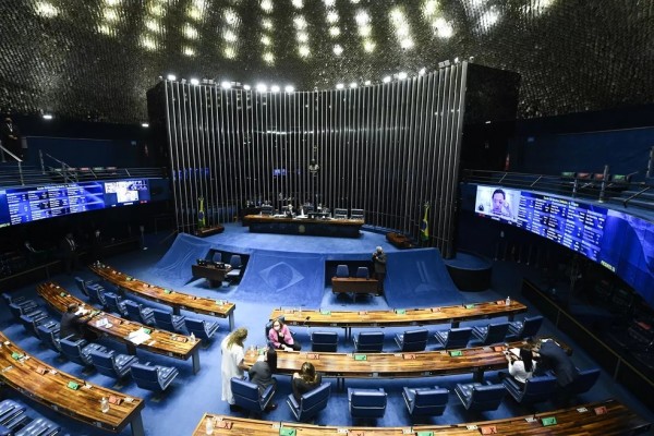  A cada pleito, o Senado renova, alternadamente, um terço e dois terços dos 81 assentos. Serão ao menos oito novos senadores neste ano, em todo o Brasil.