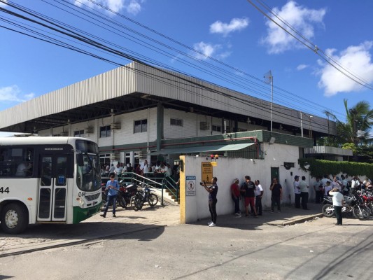 Cerca de 350 motoristas se reuniram em frente à garagem de ônibus bloqueando a saída de cerca de 300 coletivos