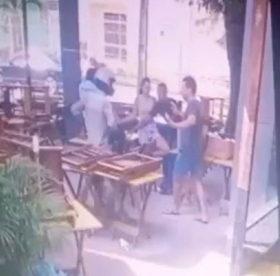 De acordo com testemunhas, a vítima foi alvejada após uma troca de tiros dentro do restaurante Costela do Matuto, o qual era dono