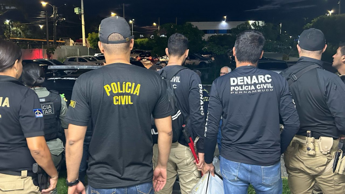 Além da prisão, houve o cumprimento de seis mandados de busca e apreensão cumpridos em Caruaru e no Recife