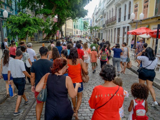O projeto de sensibilização turística promovido pela Prefeitura do Recife conta com um roteiro de passeios a pé, de ônibus, bicicleta e no rio
