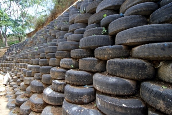 De acordo com a prefeitura, a utilização de pneus livra o meio ambiente de descarte irregular do material e tem o custo reduzido em relação a construção de barreiras feitas de pedra