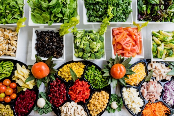 Nutricionista dá dicas de comidas para consumir antes e durante a festa 
