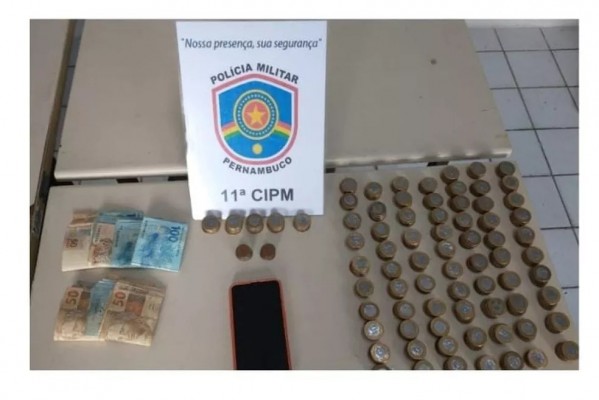 Policiais militares da 11ª CIPM chegaram ao local após receber denúncia de que ocorria tráfico de drogas na região