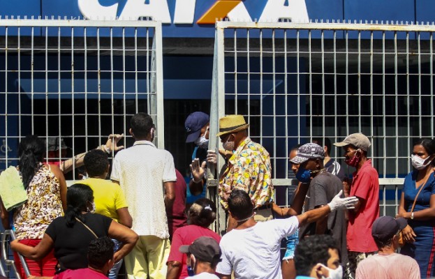 Secretário de Saúde do Recife criticou a falta de planejamento federal para evitar aglomerações nos bancos