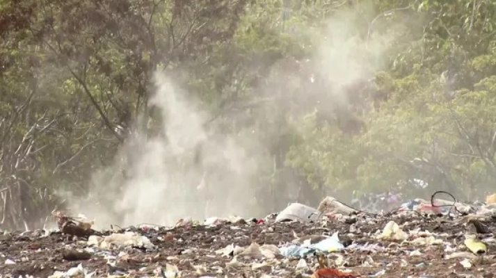 Os resíduos devem ser depositados em aterros sanitários, e não jogados em lixões a céu aberto, sem ações para reduzir o impacto no meio ambiente