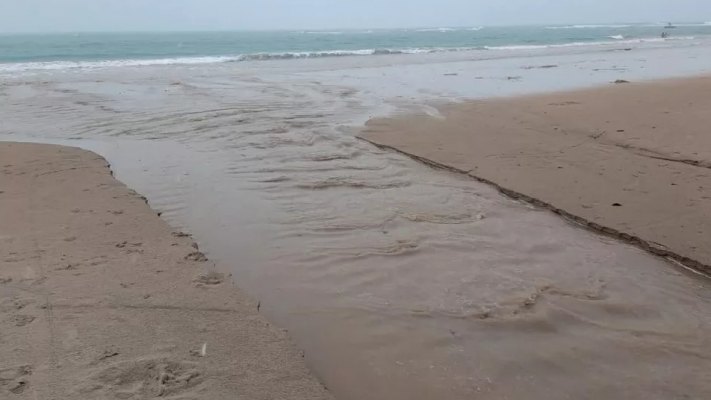 O motivo é o despejo irregular de esgoto que é realizado no principal ponto turístico do litoral sul de Pernambuco