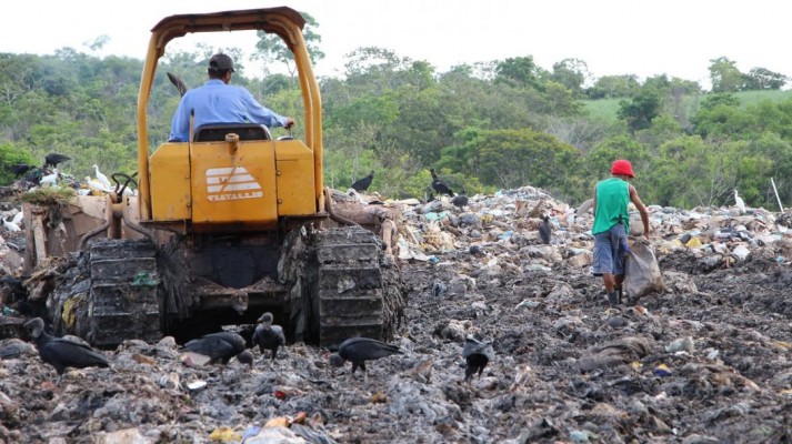 Lixão de Céu Azul, em Camaragibe, encerra as atividades em outubro, como determina a legislação ambiental. 