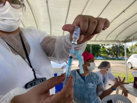 A cidade do Recife oferece, nesta semana, vacinação itinerante contra a Covid-19 em 21 locais da capital