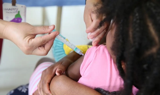 De acordo com o relator da matéria, o senador Marcelo Castro (MDB-PI), a nova medida é necessária devido à queda na cobertura vacinal infantil no país