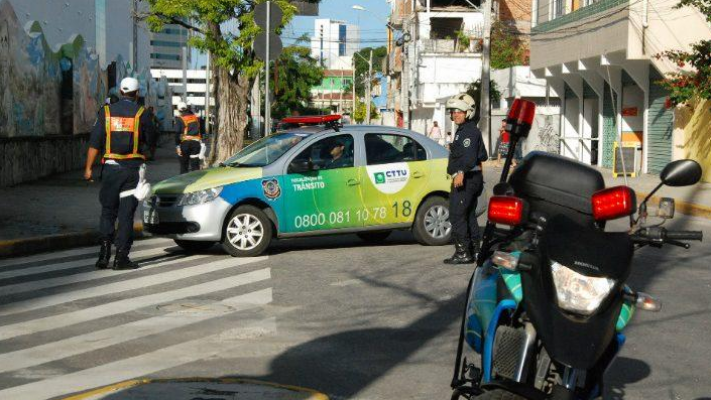 Foram estabelecidos 16 pontos de fiscalização de trânsito realizada pela Autarquia de Trânsito Transporte Urbano do Recife e Polícia Militar