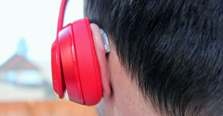 Dados apontam que 9,7 milhões de pessoas apresentam perda auditiva associada ao uso irregular dos fones de ouvido