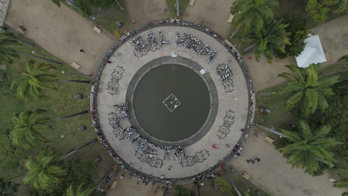 Na praça da República, 450 crianças da rede pública de ensino da capital se reuniram para mandar uma mensagem: salve o planeta