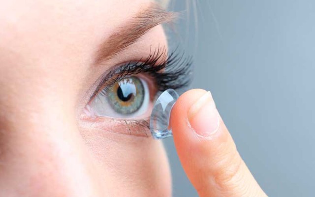 Especialista afirma que os interessados devem dar preferência às lentes descartáveis por serem mais saudáveis 