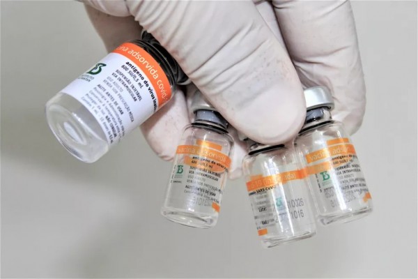O imunizante está aprovado no Brasil desde 17 de janeiro de 2021, para adultos e crianças e adolescentes de 6 a 17 anos