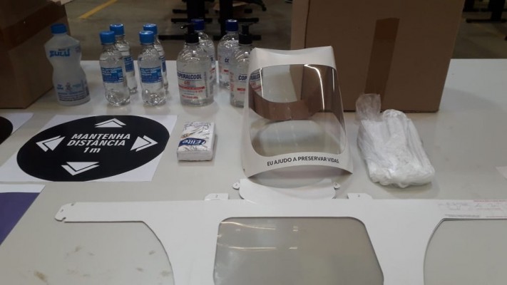 Os kits utilizados para evitar a contaminação pelo novo coronavírus são formados por álcool em gel, álcool líquido, protetor facial, máscara de proteção, lenços para limpeza e cartazes de orientação 