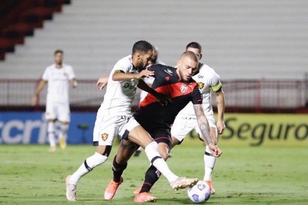 Atlético-GO e Sport empataram por 1 a 1 no estádio Antônio Accioly, em Goiânia.