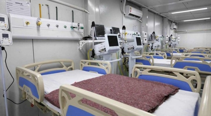 Entre os leitos desativados, segundo a Secretaria Estadual de Saúde (SES), foram desmobilizadas 503 vagas de terapia intensiva (UTI) e 209 de enfermaria