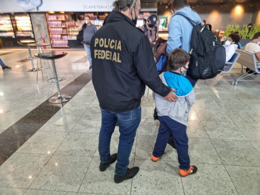 A Polícia Federal informou que a autorização para a criança voltar para a Europa foi expedida pela justiça pernambucana no dia 10 de dezembro, que viajou com um primo brasileiro de volta à Suíça