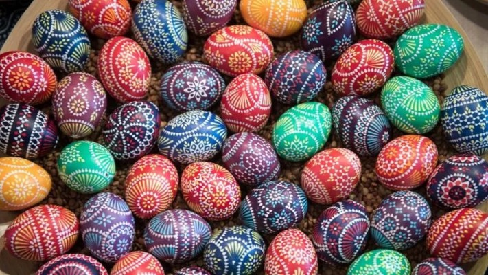 Com o passar dos anos, a festa religiosa se modificou para cada local, ao ponto de envolver o simbolismo de um coelho, a troca de ovos e a encenação da Paixão de Cristo