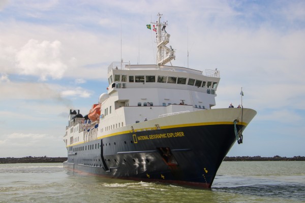  A primeira embarcação já atracou no Porto do Recife.