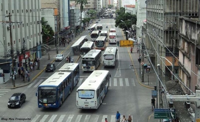 O debate acontece no primeiro dia útil da implementação do bilhete único nos ônibus do Grande Recife