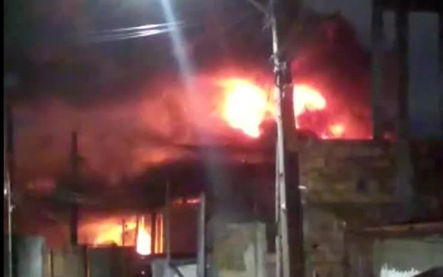 A corporação informou que o fogo começou por volta de 0h40 deste sábado, na rua Lauro de Freitas, próximo ao residencial Primavera, não houve vítimas