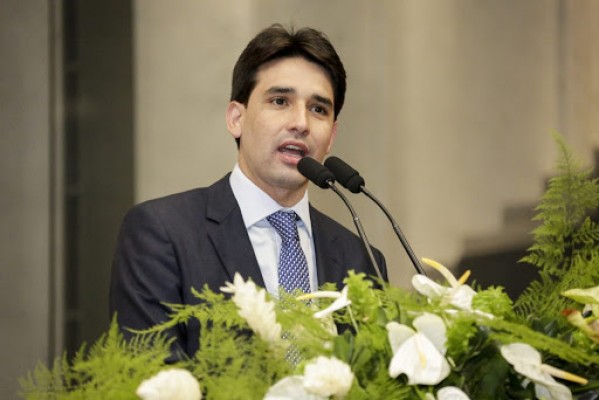   Silvio Costa Filho defende que haja uma premiação meritocrática para destacar os bons servidores públicos, com o objetivo de motivá-los 