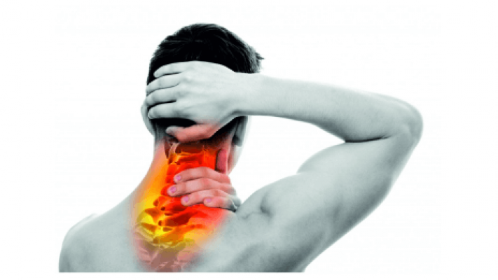 Condição rara em que os músculos do pescoço se contraem, fazendo com que a cabeça torça para um lado