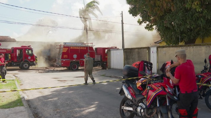 O destacamento conseguiu apagar o fogo no imóvel rapidamente, mas na madeireira, localizada na Rua Florentino Olímpio dos Santos, o incêndio demorou para ser controlado