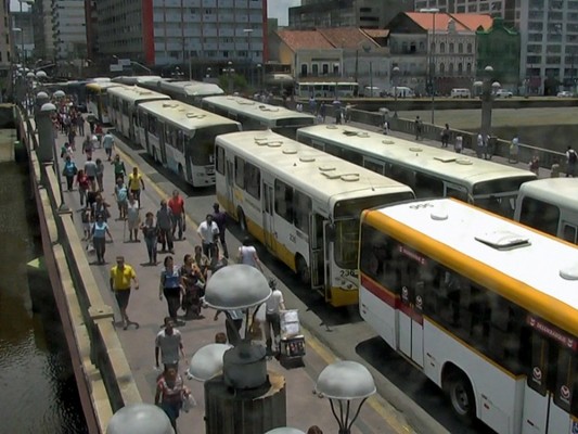 A cidade aparece como a campeã brasileira, quando se trata de esperar pelo transporte público e como a sétima no mundo com maior tempo gasto com deslocamento 