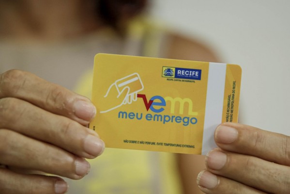 Os cartões começam a ser entregues nas agências de emprego da Prefeitura do Recife situadas na avenida Rio Branco, no Bairro do Recife, e na Avenida Norte