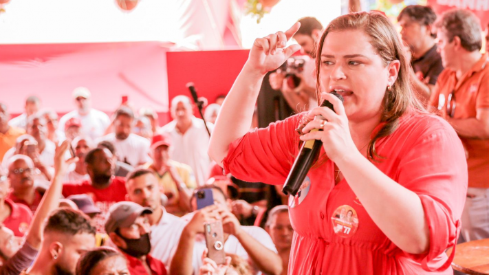 A candidata participou de ato político no comitê central, no bairro do Derby, área central do Recife