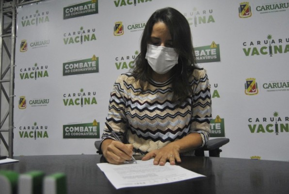 O secretário de saúde, comenta sobre impactos do novo decreto e documento que foi assinado pela prefeita em prol de uma compra futura de vacinas